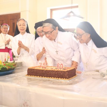 Para Yubilaris meniup lilin HUT 75 dan 60 sebagai Ursulin