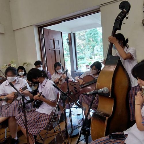 Group keroncong SMP-SMA St Angela Bandung, mengiringi misa pembukaan musyawarah